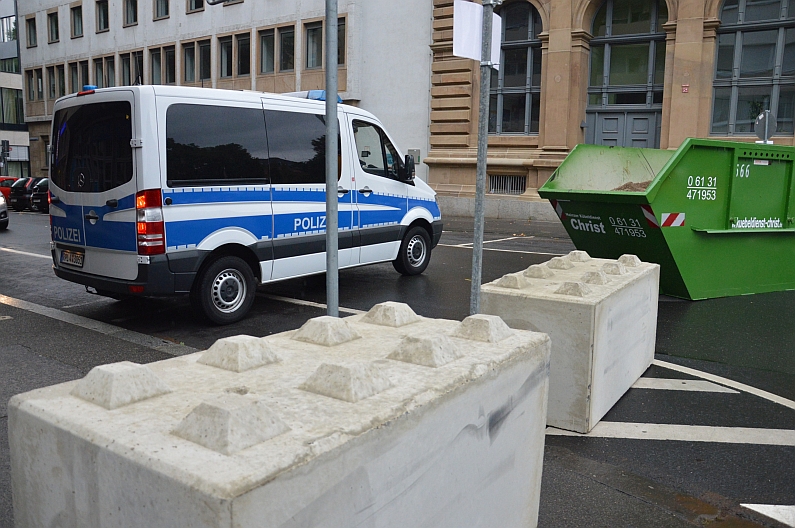 Mainz& Betonsteine, 7.400 Polizisten, Fensterverbot - Strengste Sicherheit für den Tag der Deutschen Einheit Betonsteine, 7.400 Polizisten, Fensterverbot - Strengste Sicherheit für den Tag der Deutschen Einheit