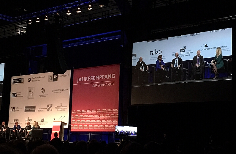 Mainz& Europa in der Alten Panzerfabrik - Bundesfinanzminister Olaf Scholz bekommt lange Wunschliste beim Jahresempfang der Wirtschaft in der Halle 45 Europa in der Alten Panzerfabrik - Bundesfinanzminister Olaf Scholz bekommt lange Wunschliste beim Jahresempfang der Wirtschaft in der Halle 45