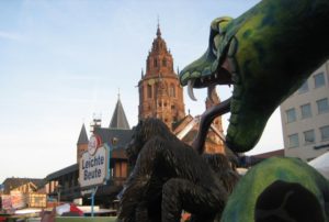 Mainz& Narren starten in die Straßenfastnacht - Umzüge, Guggemusik, Fastnachtssingen und neue Party auf den Domplätzen Narren starten in die Straßenfastnacht - Umzüge, Guggemusik, Fastnachtssingen und neue Party auf den Domplätzen