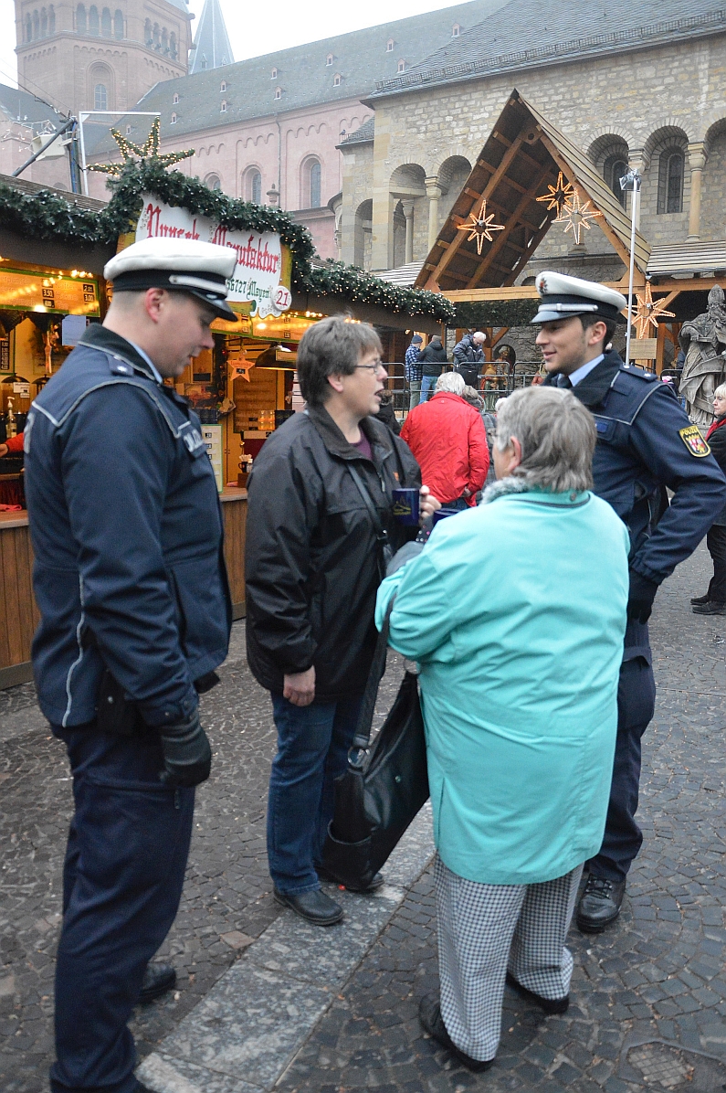 Mainz& Aggressives Betteln, falsche Geldsammler: Mainzer Polizei warnt vor Betrügern auf dem Weihnachtsmarkt Aggressives Betteln, falsche Geldsammler: Mainzer Polizei warnt vor Betrügern auf dem Weihnachtsmarkt