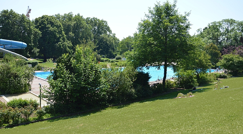 Mainz& Taubertsbergbad senkt Preise - Familientickets, Sonnensegel, Klettergerüst, grüner Rasen Taubertsbergbad senkt Preise - Familientickets, Sonnensegel, Klettergerüst, grüner Rasen