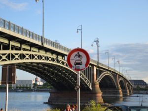 Mainz& Theodor-Heuss-Brücke: Keine Wochenendarbeit an gesperrter Brücke - Wiesbaden: "Haben in Rekordzeit reagiert" Theodor-Heuss-Brücke: Keine Wochenendarbeit an gesperrter Brücke - Wiesbaden: "Haben in Rekordzeit reagiert"