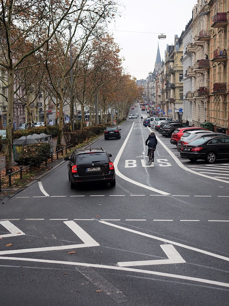 Mainz& Umweltspur, Protected Bike Lanes, drastisch höhere Parkgebühren, E-Busse - Wiesbaden stellt Weichen für Verkehrswende und kämpft gegen Diesel-Fahrverbote Umweltspur, Protected Bike Lanes, drastisch höhere Parkgebühren, E-Busse - Wiesbaden stellt Weichen für Verkehrswende und kämpft gegen Diesel-Fahrverbote