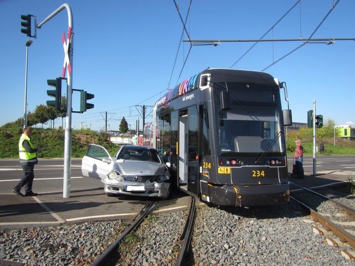Mainz& 23 Straßenbahnunfälle seit Start der Mainzelbahn - Autofahrer "übersahen" Ampeln und Bahnen - Ein Fußgänger starb - Gesamtkosten weiter unbekannt 23 Straßenbahnunfälle seit Start der Mainzelbahn - Autofahrer "übersahen" Ampeln und Bahnen - Ein Fußgänger starb - Gesamtkosten weiter unbekannt