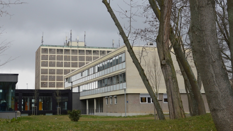 Mainz& Neue Universitätsbibliothek für Uni Mainz - Wissenschaftsrat empfiehlt Neubau - "Neue Mitte" würde UB, Servicecenter, Auditorium und Medienhaus umfassen Neue Universitätsbibliothek für Uni Mainz - Wissenschaftsrat empfiehlt Neubau - "Neue Mitte" würde UB, Servicecenter, Auditorium und Medienhaus umfassen