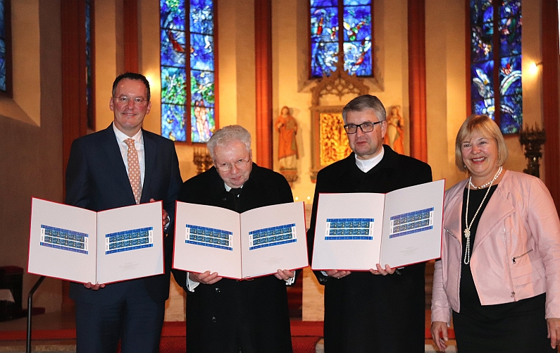 Mainz& Das blaue Wunder von Mainz mit der Weihnachtspost: Weihnachtsbriefmarke zeigt Madonna mit Kind von Marc Chagall aus St. Stephan Das blaue Wunder von Mainz mit der Weihnachtspost: Weihnachtsbriefmarke zeigt Madonna mit Kind von Marc Chagall aus St. Stephan