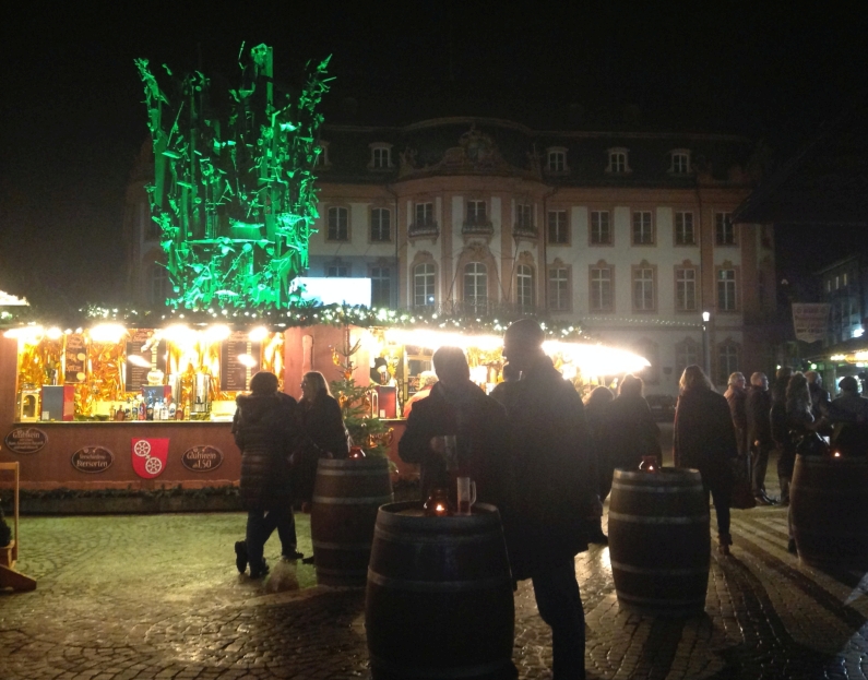 Mainz& Weihnachtsmarkt: Schausteller schlagen Gleitzeit für Öffnungszeiten vor - Streit um Verlängerung bis Silvester Weihnachtsmarkt: Schausteller schlagen Gleitzeit für Öffnungszeiten vor - Streit um Verlängerung bis Silvester