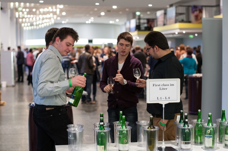 Mainz& Weinforum Rheinhessen widmet sich den fantastischen Rotweinen der Region - Drei Tage 200 Weine probieren - Wein-Walks mit Weinkönigin Weinforum Rheinhessen widmet sich den fantastischen Rotweinen der Region - Drei Tage 200 Weine probieren - Wein-Walks mit Weinkönigin