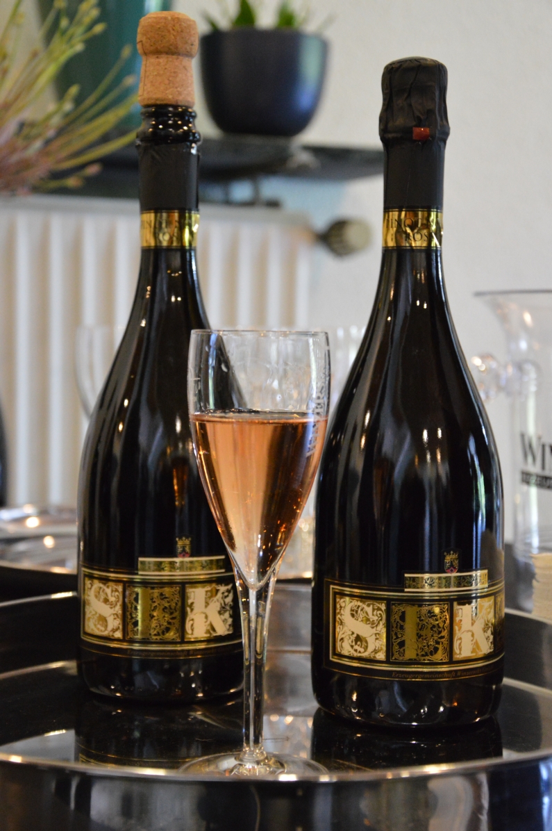 Mainz& Viel zu schade (nur) als Apéritif: Winzersekt als edle Alternative zu Champagner zum Fest - Chardonnay brut von Anika Hattemer preisgekrönt Viel zu schade (nur) als Apéritif: Winzersekt als edle Alternative zu Champagner zum Fest - Chardonnay brut von Anika Hattemer preisgekrönt