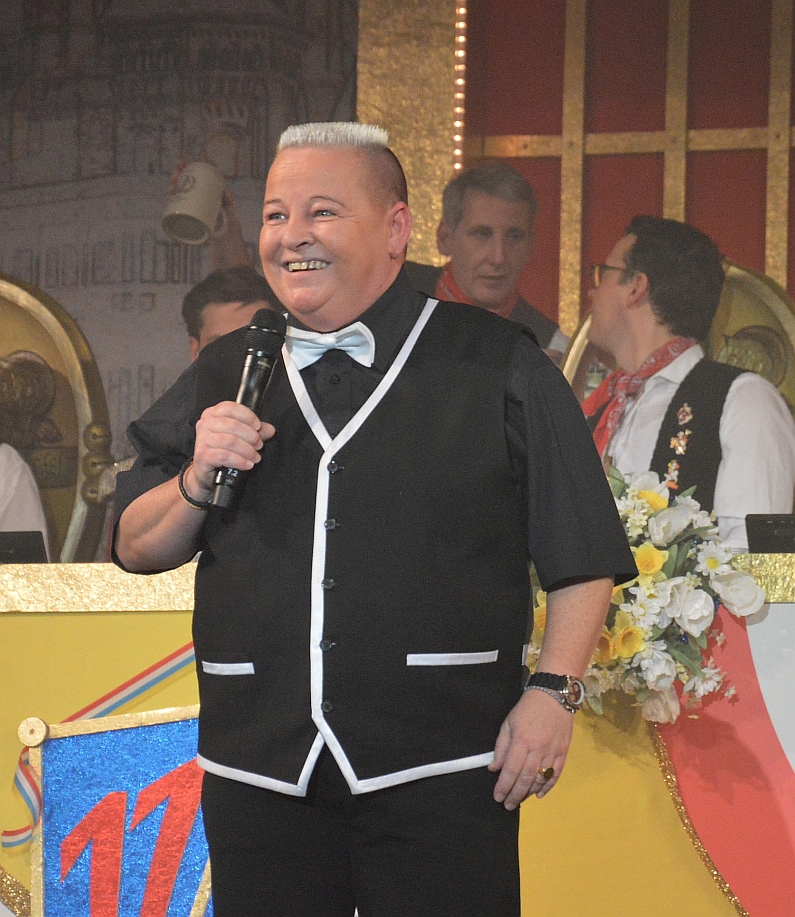 Mainz& Comedian Woody Feldmann rockt die Fastnacht - Kleine Powerfrau mit großer Schnauze und ganz viel Herz Comedian Woody Feldmann rockt die Fastnacht - Kleine Powerfrau mit großer Schnauze und ganz viel Herz