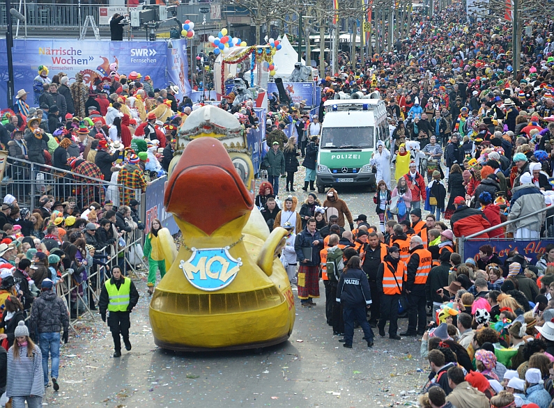 Mainz& Phantastischer Rosenmontag in Mainz - Mehr als 500.000 feiern friedlich große Narrenparty, Rosenmontagszug rollt störungsfrei Phantastischer Rosenmontag in Mainz - Mehr als 500.000 feiern friedlich große Narrenparty, Rosenmontagszug rollt störungsfrei