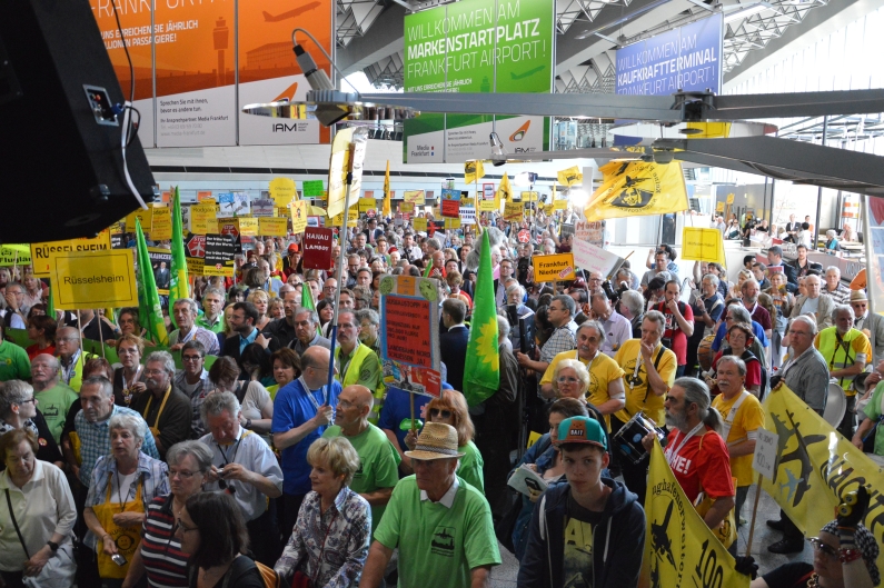 Mainz& 200. Montagsdemo Frankfurter Flughafen: 1.500 Teilnehmer gegen Fluglärm - Politik verneigt sich vor Ausdauer 200. Montagsdemo Frankfurter Flughafen: 1.500 Teilnehmer gegen Fluglärm - Politik verneigt sich vor Ausdauer