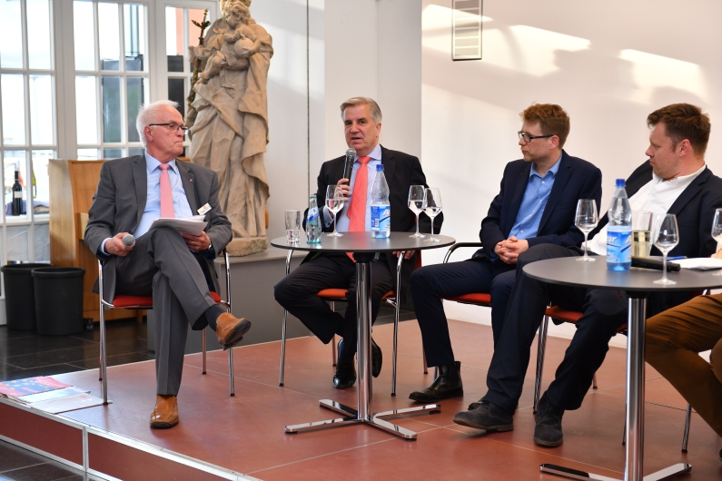 Mainz& Quartiersprojekte, Leerstände, Wirtschaftsförderung - Fachkräfteforum Mainz befragte Kommunalpolitiker zur Förderung des Mittelstandes Quartiersprojekte, Leerstände, Wirtschaftsförderung - Fachkräfteforum Mainz befragte Kommunalpolitiker zur Förderung des Mittelstandes