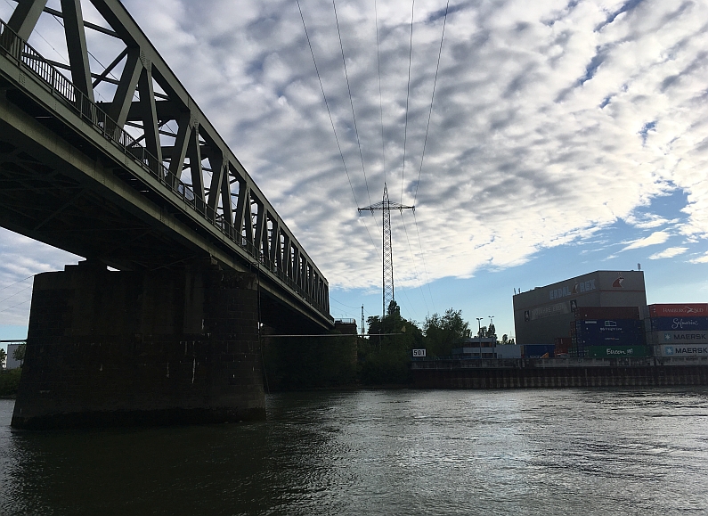 Mainz& "Wir bauen neue Brücken für Mainz" - Mainzer CDU zieht mit Infrastrukturprojekten in Kommunalwahl - Endspurt mit Rotem Sofa "Wir bauen neue Brücken für Mainz" - Mainzer CDU zieht mit Infrastrukturprojekten in Kommunalwahl - Endspurt mit Rotem Sofa
