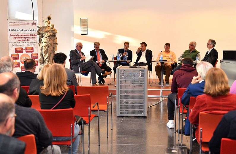 Mainz& Quartiersprojekte, Leerstände, Wirtschaftsförderung - Fachkräfteforum Mainz befragte Kommunalpolitiker zur Förderung des Mittelstandes Quartiersprojekte, Leerstände, Wirtschaftsförderung - Fachkräfteforum Mainz befragte Kommunalpolitiker zur Förderung des Mittelstandes