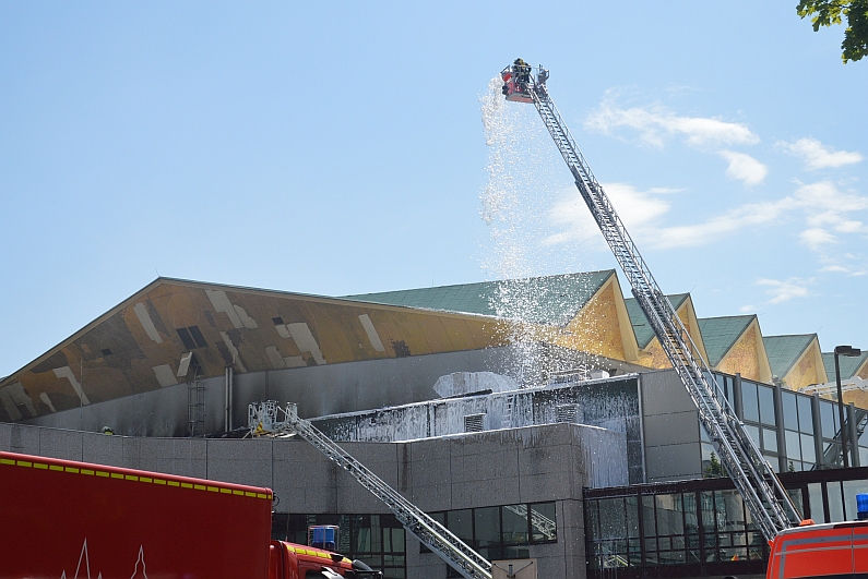 Mainz& "Notre Dame in Mainz" - Dachbrand in der Mainzer Rheingoldhalle - Große Teile des Flachdachs beschädigt "Notre Dame in Mainz" - Dachbrand in der Mainzer Rheingoldhalle - Große Teile des Flachdachs beschädigt