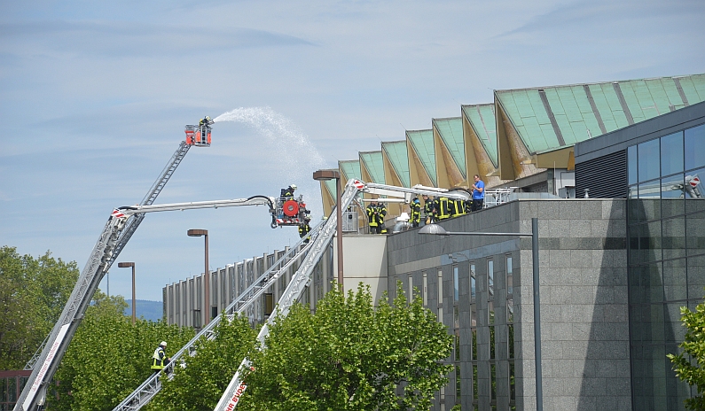 Mainz& "Notre Dame in Mainz" - Dachbrand in der Mainzer Rheingoldhalle - Große Teile des Flachdachs beschädigt "Notre Dame in Mainz" - Dachbrand in der Mainzer Rheingoldhalle - Große Teile des Flachdachs beschädigt