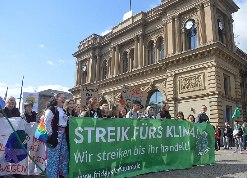 Mainz& "Machen Sie endlich Ihren Job!" - Rund 500 Schüler fordern bei "Fridays for Future" in Mainz Handeln statt hohle Phrasen "Machen Sie endlich Ihren Job!" - Rund 500 Schüler fordern bei "Fridays for Future" in Mainz Handeln statt hohle Phrasen