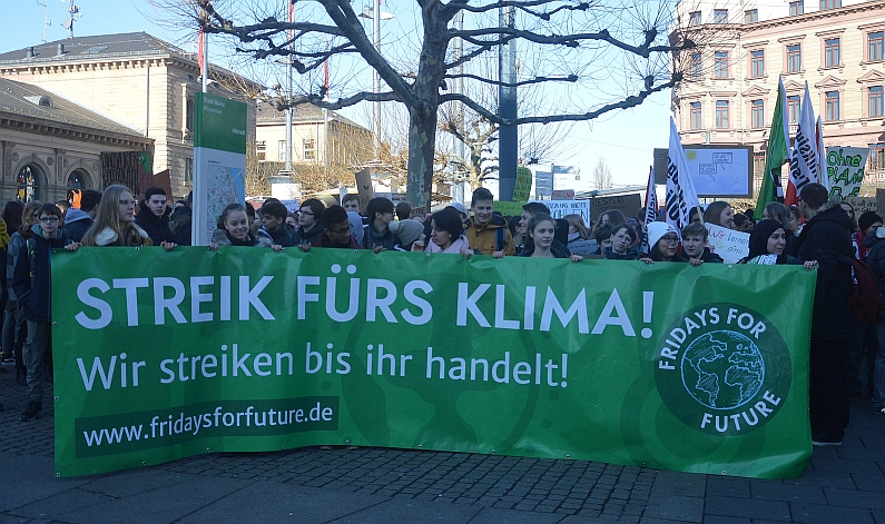 Mainz& "Machen Sie endlich Ihren Job!" - Rund 500 Schüler fordern bei "Fridays for Future" in Mainz Handeln statt hohle Phrasen "Machen Sie endlich Ihren Job!" - Rund 500 Schüler fordern bei "Fridays for Future" in Mainz Handeln statt hohle Phrasen