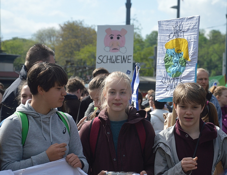 Mainz& "Machen Sie endlich Ihren Job!" - Rund 500 Schüler fordern bei "Fridays for Future" in Mainz Handeln statt hohle Phrasen "Machen Sie endlich Ihren Job!" - Rund 500 Schüler fordern bei "Fridays for Future" in Mainz Handeln statt hohle Phrasen