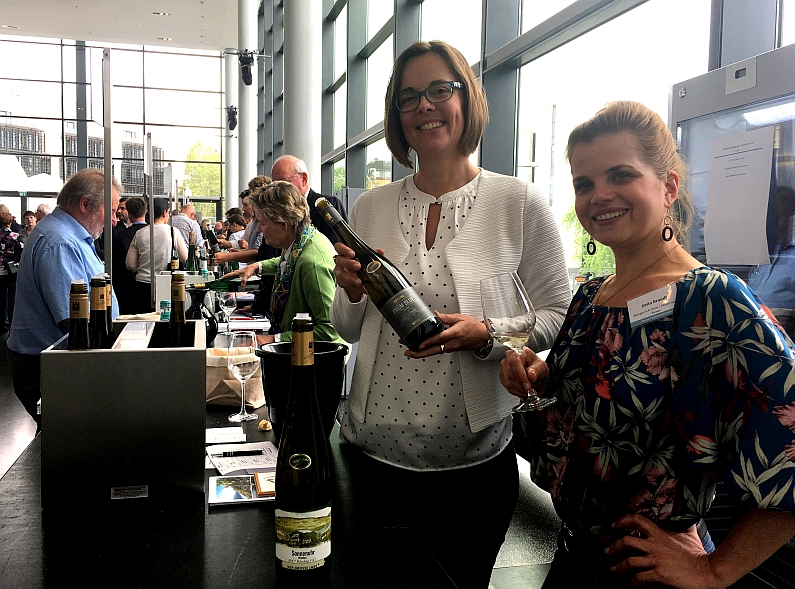 Mainz& Den Adlerblick am Weinregal schärfen - VDP will Gutsweine stärker in den Fokus der Verbraucher rücken Den Adlerblick am Weinregal schärfen - VDP will Gutsweine stärker in den Fokus der Verbraucher rücken