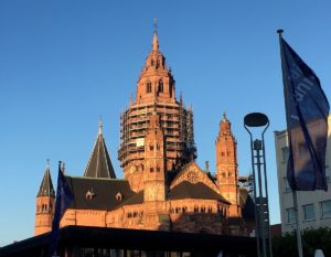 Mainz& Mainzer Johannisnacht 2019 bei Traumwetter: Mainz tanzt - Verneigung vor Schwammhalter Wiese beim Gautschen Mainzer Johannisnacht 2019 bei Traumwetter: Mainz tanzt - Verneigung vor Schwammhalter Wiese beim Gautschen