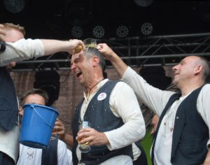 Mainz& Mainzer Johannisnacht 2019 bei Traumwetter: Mainz tanzt - Verneigung vor Schwammhalter Wiese beim Gautschen Mainzer Johannisnacht 2019 bei Traumwetter: Mainz tanzt - Verneigung vor Schwammhalter Wiese beim Gautschen