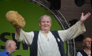 Mainz& Mainzer Johannisnacht 2019 bei Traumwetter: Mainz tanzt - Verneigung vor Schwammhalter Wiese beim Gautschen Mainzer Johannisnacht 2019 bei Traumwetter: Mainz tanzt - Verneigung vor Schwammhalter Wiese beim Gautschen