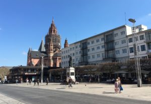 Mainz& Symmetrische Torgebäude für Gutenbergplatz? - Rheinischer Verein für Denkmalpflege will Konzept Napoleons wiederherstellen Symmetrische Torgebäude für Gutenbergplatz? - Rheinischer Verein für Denkmalpflege will Konzept Napoleons wiederherstellen