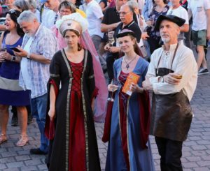 Mainz& Mainzer Johannisnacht 2019 bei Traumwetter: Mainz tanzt - Verneigung vor Schwammhalter Wiese beim Gautschen Mainzer Johannisnacht 2019 bei Traumwetter: Mainz tanzt - Verneigung vor Schwammhalter Wiese beim Gautschen