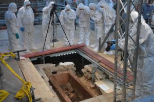 Mainz& Es ist wohl ein Bischof - Mittelalterlicher Sarkophag in Johanniskirche enthüllt Überreste -- UPDATE Es ist wohl ein Bischof - Mittelalterlicher Sarkophag in Johanniskirche enthüllt Überreste -- UPDATE