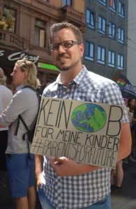 Mainz& "Die Klimakatastrophe macht keine Ferien!" - Mehr als 500 Schüler demonstrieren auch in Ferien bei Fridays for Future "Die Klimakatastrophe macht keine Ferien!" - Mehr als 500 Schüler demonstrieren auch in Ferien bei Fridays for Future