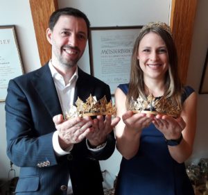 Mainz& Neue Krone für rheinhessische Weinkönigin - Mainzer Juwelier Wagner entwarf neuen Kopfschmuck für Majestätinnen Neue Krone für rheinhessische Weinkönigin - Mainzer Juwelier Wagner entwarf neuen Kopfschmuck für Majestätinnen