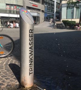 Mainz& Mainz soll mehr öffentliche Trinkwasserbrunnen bekommen - Parteien wollen mindestens zehn Stelen mehr Mainz soll mehr öffentliche Trinkwasserbrunnen bekommen - Parteien wollen mindestens zehn Stelen mehr