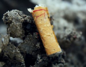 Mainz& 204 Millionen Zigaretten pro Tag: Deutsche Umwelthilfe fordert hohe Bußgelder für weggeworfene Kippen 204 Millionen Zigaretten pro Tag: Deutsche Umwelthilfe fordert hohe Bußgelder für weggeworfene Kippen
