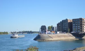 Binnenschiff vor der Südmole des Mainzer Zollhafens vergangenen Samstag. - Foto: gik