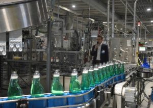 Mainz& Weltrekord bei recycelten Kunststoffflaschen - Frosch will Recyclat-Flaschen aus der Öko-Nische holen und kreislauf etablieren Weltrekord bei recycelten Kunststoffflaschen - Frosch will Recyclat-Flaschen aus der Öko-Nische holen und kreislauf etablieren