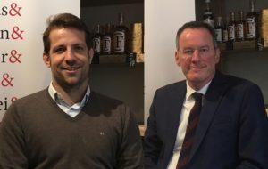 Der parteilose Nino Haase (CDU/ÖDP/FW) und SPD-Amtsinhaber Michael Ebling (rechts) gehen am 10.11. in die Stichwahl ums Amt des Oberbürgermeisters von Mainz. - Foto: gik