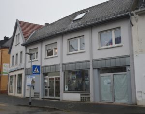 Mainz& Mainz& exklusiv: Popup-Store der Hechtsheimer Ortsvorsteherin in illegal umgebauten Haus - Ebling bei Eröffnung Mainz& exklusiv: Popup-Store der Hechtsheimer Ortsvorsteherin in illegal umgebauten Haus - Ebling bei Eröffnung