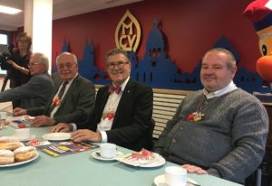 Mainz& Herzig, buntig, Meenzerisch: Zugplakettcher für 2020 ist rotes Herz mit Gardistin, Komiteeter, Bajazz - Party am 11.11. Herzig, buntig, Meenzerisch: Zugplakettcher für 2020 ist rotes Herz mit Gardistin, Komiteeter, Bajazz - Party am 11.11.