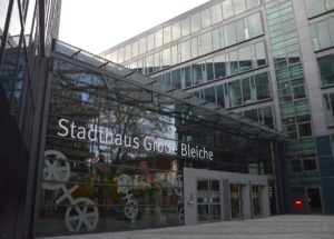 Mainz& Mainzer Rathaus zieht um - 7.250 Kartons und 360 Mitarbeiter wechseln ins Stadthaus an der Großen Bleiche Mainzer Rathaus zieht um - 7.250 Kartons und 360 Mitarbeiter wechseln ins Stadthaus an der Großen Bleiche