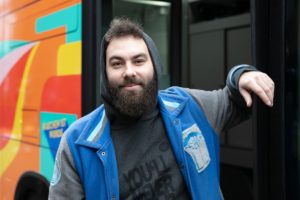 Dominik Bloh war selbst zehn Jahre obdachlos, jetzt fährt sein Duschbus für Obdachlose durch Hamburg. - Foto: Jan Brandes