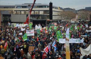 Mainz& Mehr als 9.000 Demonstranten bei "Fridays for Future" in Mainz - Verkehrschaos bleibt aus, auch Traktorenkorso ohne Probleme Mehr als 9.000 Demonstranten bei "Fridays for Future" in Mainz - Verkehrschaos bleibt aus, auch Traktorenkorso ohne Probleme