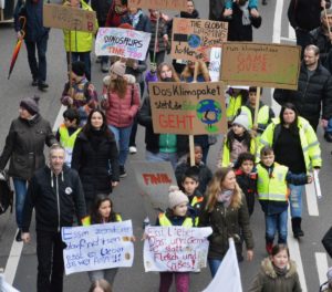 Mainz& Mehr als 9.000 Demonstranten bei "Fridays for Future" in Mainz - Verkehrschaos bleibt aus, auch Traktorenkorso ohne Probleme Mehr als 9.000 Demonstranten bei "Fridays for Future" in Mainz - Verkehrschaos bleibt aus, auch Traktorenkorso ohne Probleme