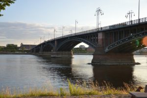 Mainz& 45 Kilometer Stau und Pendlerchaos wegen Sperrung der Theodor-Heuss-Brücke - Schreiner fordert zusätzliche Rheinbrücke 45 Kilometer Stau und Pendlerchaos wegen Sperrung der Theodor-Heuss-Brücke - Schreiner fordert zusätzliche Rheinbrücke