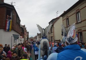 Mainz& Auf geflügelten Pferden durch AKK - Mit dem Nachthemdenwagen des KCK unterwegs - Neue Sitzungsformen der Kasteler Auf geflügelten Pferden durch AKK - Mit dem Nachthemdenwagen des KCK unterwegs - Neue Sitzungsformen der Kasteler