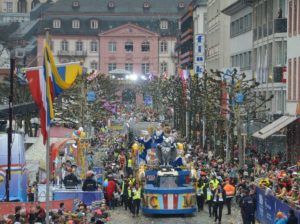 Mainz& Auto rast in Rosenmontagszug im nordhessischen Volkmarsen - Friedlicher Rosenmontag in Mainz Auto rast in Rosenmontagszug im nordhessischen Volkmarsen - Friedlicher Rosenmontag in Mainz