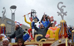 Mainz& Der Himmel so grau, die Narrenvielfalt so bunt - Friedlicher und fröhlicher Rosenmontag in Mainz - Zug mit vielen Längen Der Himmel so grau, die Narrenvielfalt so bunt - Friedlicher und fröhlicher Rosenmontag in Mainz - Zug mit vielen Längen