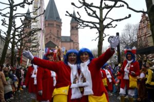Mainz& Der Himmel so grau, die Narrenvielfalt so bunt - Friedlicher und fröhlicher Rosenmontag in Mainz - Zug mit vielen Längen Der Himmel so grau, die Narrenvielfalt so bunt - Friedlicher und fröhlicher Rosenmontag in Mainz - Zug mit vielen Längen