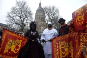 Mainz& Der Himmel so grau, die Narrenvielfalt so bunt - Friedlicher und fröhlicher Rosenmontag in Mainz - Zug mit vielen Längen Der Himmel so grau, die Narrenvielfalt so bunt - Friedlicher und fröhlicher Rosenmontag in Mainz - Zug mit vielen Längen